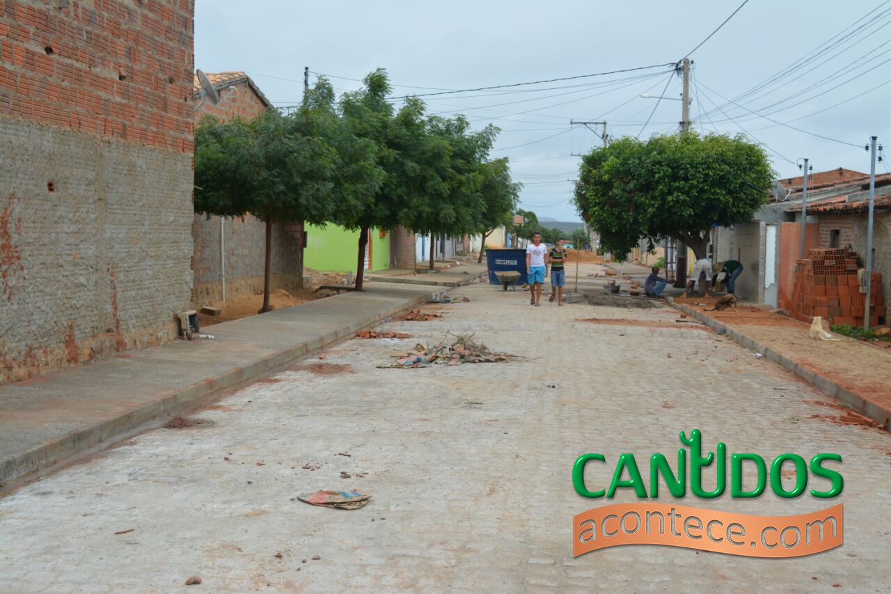 Prefeitura realiza obras de pavimentação e saneamento no maior Bairro de Canudos
